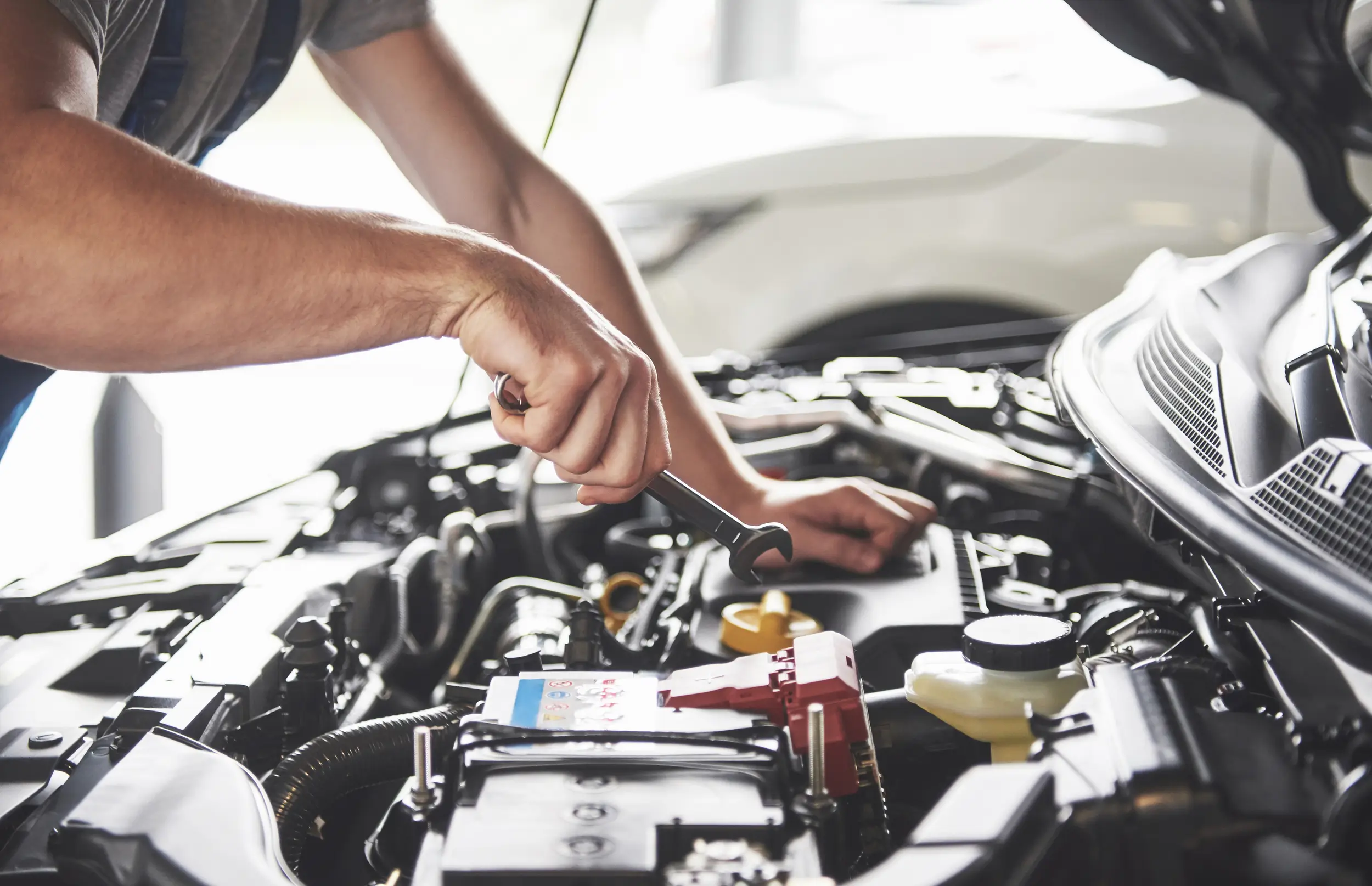Mecânico realizando inspeção em motor automotivo